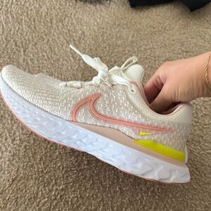 Nike White and Pink Athletic Shoes W9